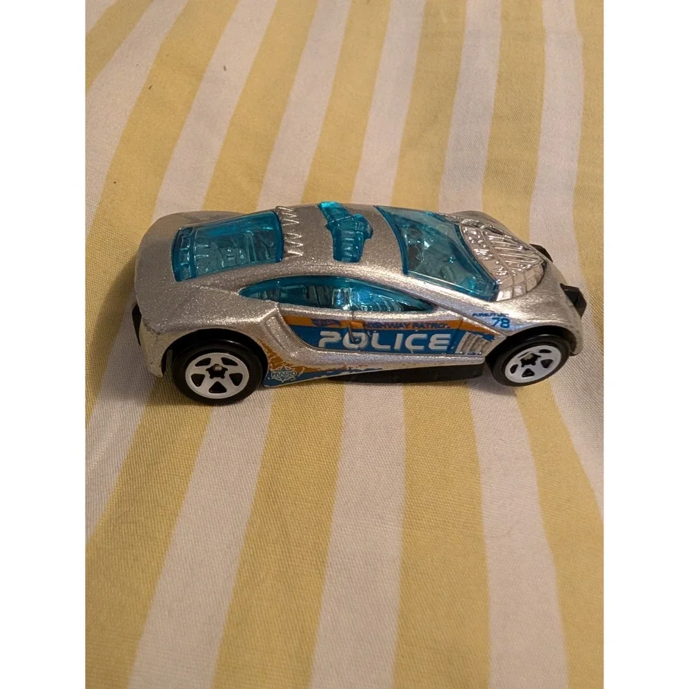 Hot Wheels Speed Trap Police Car Silver Diecast 1:64 Scale 2010 Mattel T9685